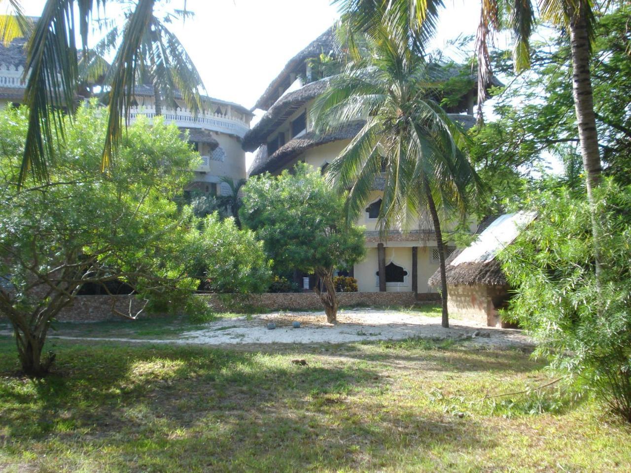 Coconut Village Beach Resort Diani Beach Bagian luar foto